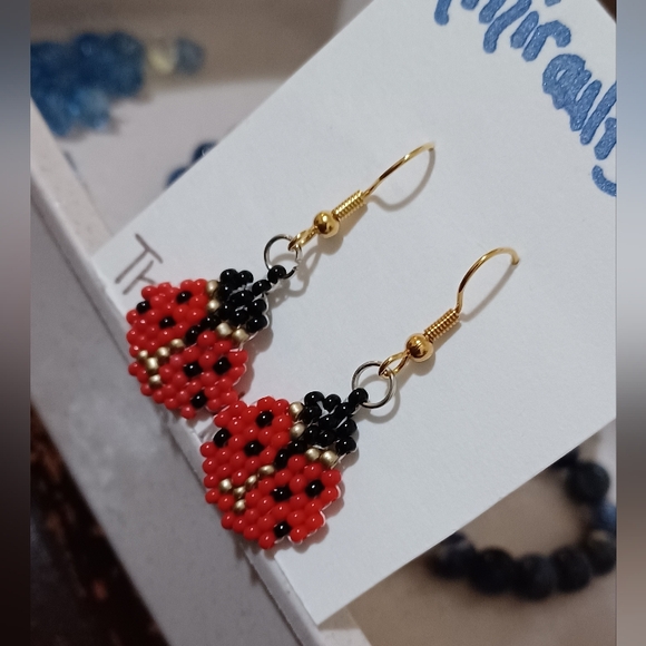 Flat beaded ladybug earrings - Picture 3 of 3
